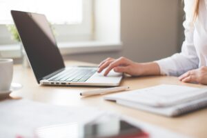 Besprechung an einem Projekttisch, bei der externe Projektleitung Aargau mit internen Verantwortlichen Rollen, Termine und Entscheidungen abstimmt.