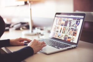 Arbeitstisch mit Terminplan, Rollenübersicht und Statusberichten für ein Externes PMO in einem laufenden Projekt.