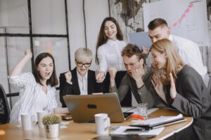 Ein externer PMO ad interim koordiniert Aufgaben, Termine und Entscheidungen mit Projektleitung und Steuerungsgremium am Tisch.